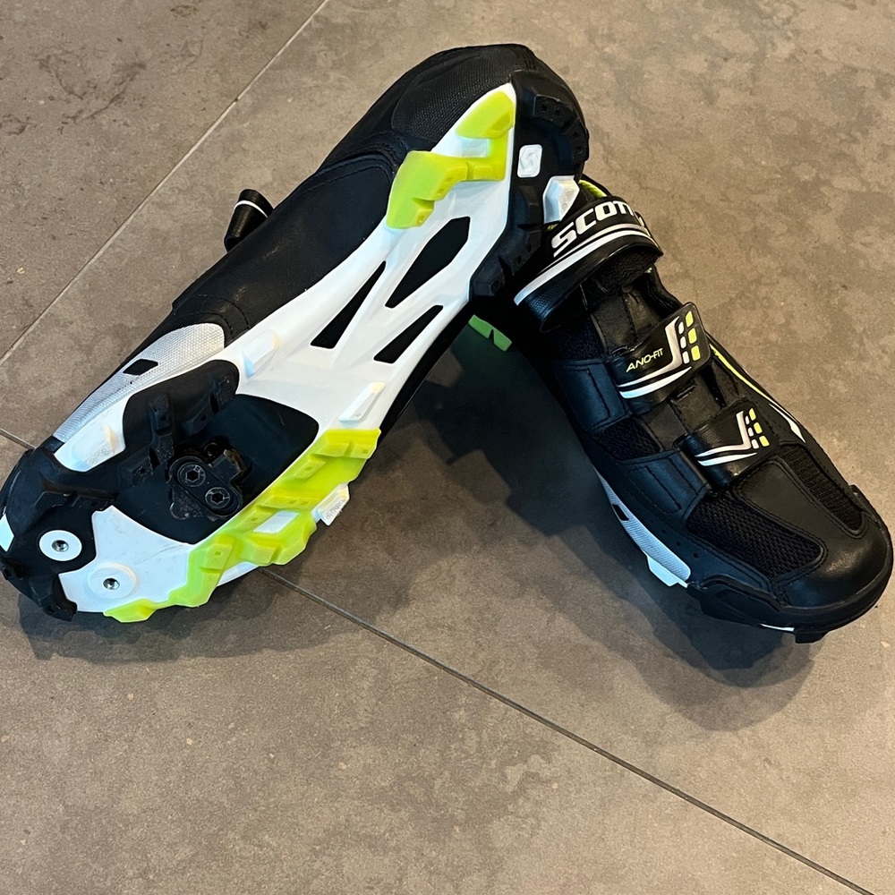 Spinning Shoes by Scott  Velcro closure and clips on the sole.  Size 11